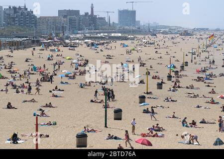 Strandgänger genießen die Sonne am Strand von Scheveningen am 21. Mai 2020 in Den Haag, Niederlande. Kredit: Yuriko Nakao/AFLO/Alamy Live News Stockfoto