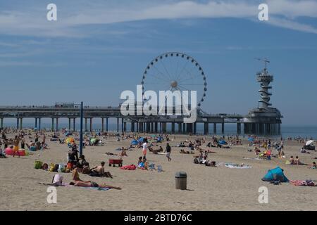 Strandbesucher genießen am 21. Mai 2020 in Den Haag die Sonne am Strand von Scheveningen. Kredit: Yuriko Nakao/AFLO/Alamy Live News Stockfoto