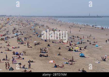 Strandbesucher genießen am 21. Mai 2020 in Den Haag die Sonne am Strand von Scheveningen. Kredit: Yuriko Nakao/AFLO/Alamy Live News Stockfoto