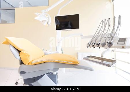 Bequemer Spezialstuhl für Patienten im medizinischen Raum Stockfoto