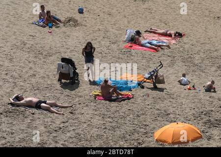 Strandgänger genießen die Sonne am Strand von Scheveningen am 21. Mai 2020 in Den Haag, Niederlande. Kredit: Yuriko Nakao/AFLO/Alamy Live News Stockfoto