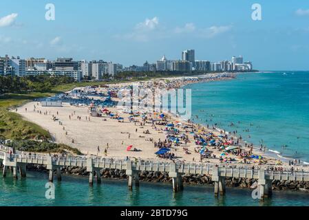 Miami, FL, Vereinigte Staaten - 28. April 2019: Blick auf Miami Beach von einem Kreuzfahrtschiff in Miami, Florida, Vereinigte Staaten von Amerika. Stockfoto