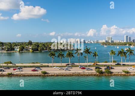 Miami, FL, Vereinigte Staaten - 28. April 2019: Causeway von der Innenstadt nach Miami Beach, Biscayne Bay und Star, Palm und Hibiscus Islands in Miami, Florida, Stockfoto