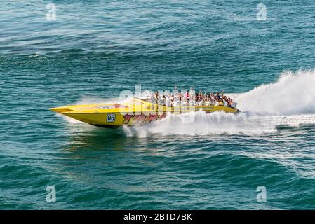 Miami, FL, USA - 28. April 2019: Touristen genießen eine High-Speed-Sightseeing-Tour durch Miami und Miami Beach in einem Motorboot in Miami, USA. Stockfoto