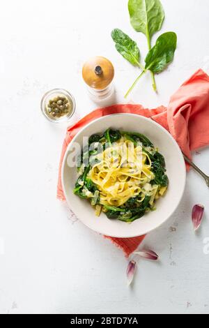 Cremige Pasta mit Spinat und Ricotta, gesunde Ernährung Stockfoto