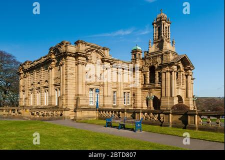 Außenansicht der Bürgerkunstgalerie der Cartwright Memorial Hall mit Sonnenlicht (großes historisches Gebäude mit Kunstwerken) - landschaftlich schöner Lister Park, Bradford, England, Großbritannien. Stockfoto