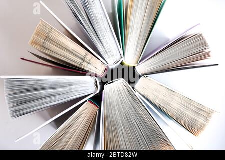 Stapel von alten Buch Bildung Konzept Hintergrund, viele Bücher Stapel mit Kopierraum für Text, Buch Tops Stockfoto