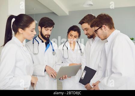 Ein Team von Ärzten diskutiert in einem Gespräch die Diagnose eines Patienten in einem Klinikbüro. Stockfoto