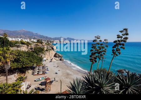 Nerja, Provinz Malaga, Costa del Sol, Andalusien, Spanien - Blick vom Balcon de Europa zum Stadtstrand Playa de Calahonda im Ferienort Nerja Stockfoto