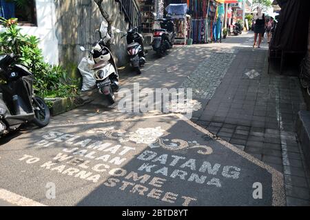 BALI, INDONESIEN - MÄRZ 23 : kleine Straße in einer engen Gasse für balinesen und indonesier und ausländische Reisende zu Fuß gehen, um Karna Shopping St zu besuchen Stockfoto