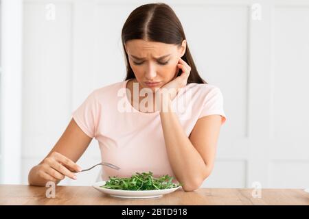 Depressive Mädchen Essen Salat Gewicht Verlieren Sitzen Am Tisch Im Freien Stockfoto