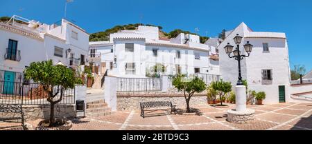 Panoramablick auf das weiß gewaschene Dorf Mijas Pueblo. Costa del Sol, Andalusien, Spanien Stockfoto