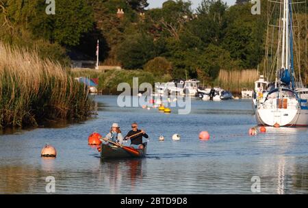 Bournemouth, Großbritannien. Mai 2020. Ein Paar auf dem River Stour in Christchurch, Dorset, am frühmorgens am Frühlingsfeiertag. Kredit: Richard Crease / Alamy Live News Stockfoto