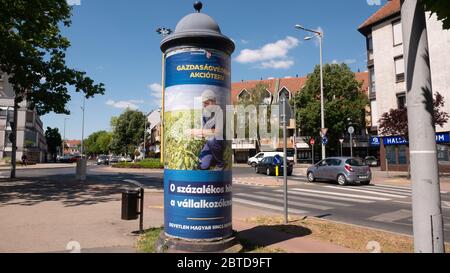 Gyor Ungarn 05 22 2020: Aktionsplan für den wirtschaftlichen Schutz auf einer Werbespalte. Stockfoto