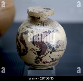 Vase für Duftöle (Aryballoi), Terrakotta mit schwarzen Figuren (c. 6. Jahrhundert v. Chr.). Nekropole von Santa Venera, Paestum archaelogical site. Stockfoto