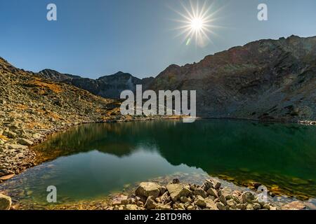 Bergsee mit strahlender Sonne in der Nähe von Musala, Rila Region in Bulgarien Stockfoto