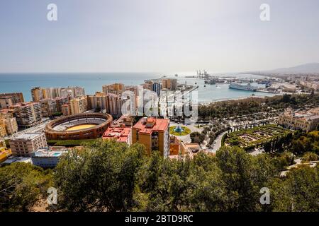 Malaga, Andalusien, Spanien - Stadtübersicht mit der Stierkampfarena und dem neuen Hafenviertel mit der schicken Hafenpromenade Muelle Uno. Malaga, Stockfoto