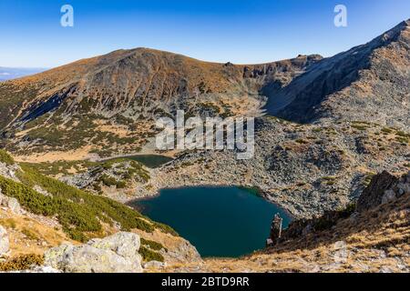 Bergsee mit Herbst klaren blauen Himmel in der Nähe von Musala, Rila Region in Bulgarien Stockfoto