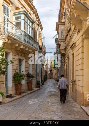 Alter Mann, der auf der historischen Mdina Straße auf Malta läuft Stockfoto