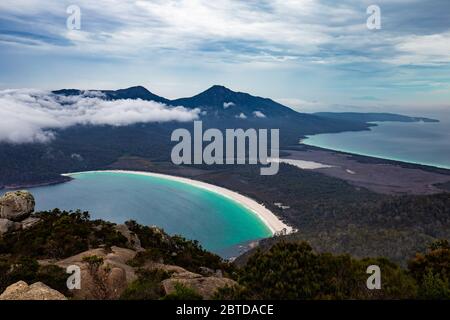 Wineglass Bay, Tasmanien, Australien - ein Blick vom Berggipfel Stockfoto