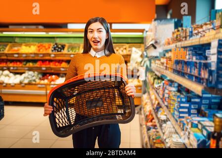 Frau mit leerem Korb im Lebensmittelgeschäft Stockfoto