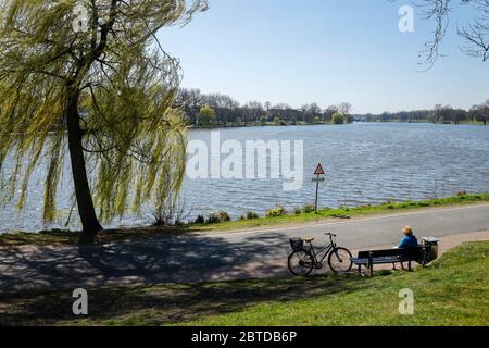 Münster, Nordrhein-Westfalen, Deutschland - Freizeit am AA-See während der Korona-Krise gemäß dem Kontaktverbot. Münster, Nordrhei Stockfoto