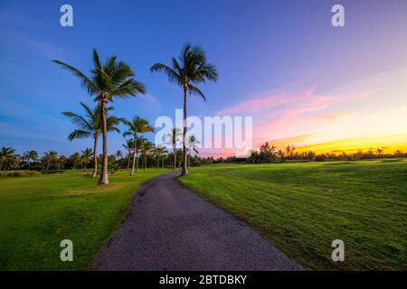 Tropischen Golfplatz bei Sonnenuntergang, Dominikanische Republik, Punta Cana Stockfoto