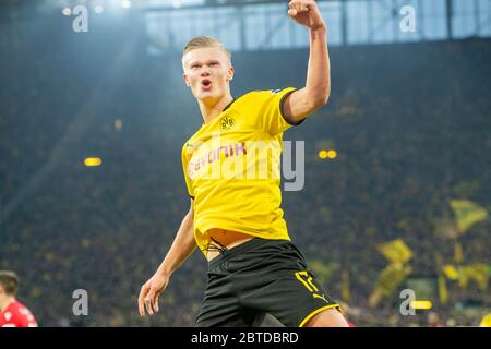 Vorschau Borussia Dortmund-FC Bayern München am 24. Mai 2020. Archivfoto; Torschütze Erling Haaland (DO) feiert das Tor für 5:0 für Borussia Dortmund, Jubel, Jubel, Jubel, Freude, Jubel, Feiern, Torjubel, Halbfigur, Halbfigur, Geste, Geste, Fußball 1. Bundesliga, 20. Spieltag, Borussia Dortmund (DO) - Union Berlin (Union) 5: 0, am 01.02.2020 in Dortmund/Deutschland. å Verwendung weltweit Stockfoto