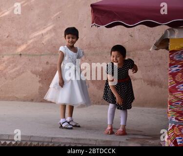 Kashgar. Mai 2020. Kinder spielen in der alten Stadt Kashgar im Nordwesten Chinas, der autonomen Region Xinjiang Uygur, 24. Mai 2020. Kredit: Gao Han/Xinhua/Alamy Live News Stockfoto