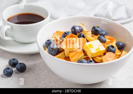 Pfannkuchen Müsli mit Butter in einer weißen Schüssel. Frühstück Essen Konzept. Stockfoto