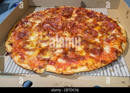 Fettige Pepperoni Pizza zum Mitnehmen in Karton Stockfoto