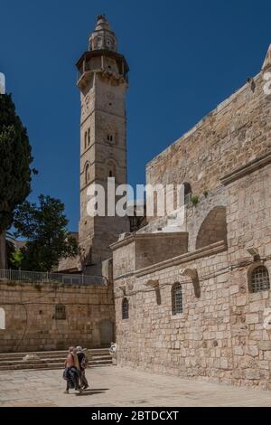 Das Minarett der Moschee von Omar ibn Khattab, das 1193 vom Ayyubiden Sultan Al-Afdal ibn Salah ad-DIN erbaut wurde Gedenken Sie des Gebets des Kalifen Omar gegenüber dem südlichen Innenhof der Grabeskirche in Die Muristan Gegend des christlichen Viertels der Altstadt von Jerusalem Israel Stockfoto