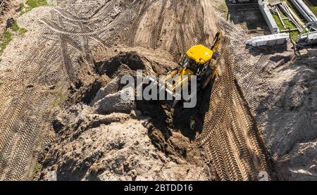 Bagger Arbeiten auf einer Baustelle Draufsicht Stockfoto