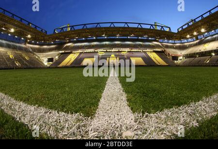 Dortmund, Deutschland. Mai 2013. firo Fuvuball, Fußball, 04.05.2013 1.Bundesliga, Saison 2012/2013 BVB Borussia Dortmund - FC Bayern Signal Iduna Park Stadion Nachtaufnahme, Übersicht mit Line Highlight Mvºnchen Nutzung weltweit Credit: dpa/Alamy Live News Stockfoto