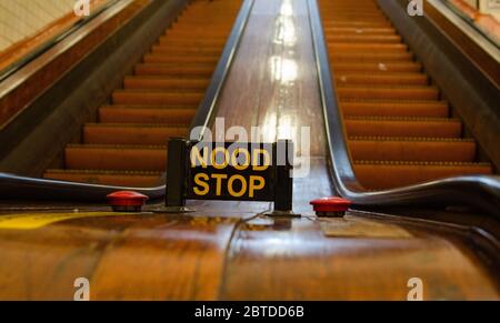 Antwerpen, Flandern, Belgien. August 2019. Die hölzernen Rolltreppen, die zu dem langen unterirdischen Tunnel führen, genannt Annatunnel, der unter dem Sch Stockfoto