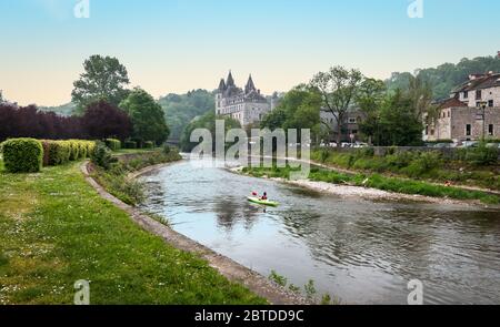 Kajak auf dem Fluss Ourthe in Durbuy, Ardennen, Belgien. Stockfoto