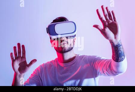 Moderne digitale Unterhaltung. Der Mensch benutzt virtuelle Brillen Stockfoto