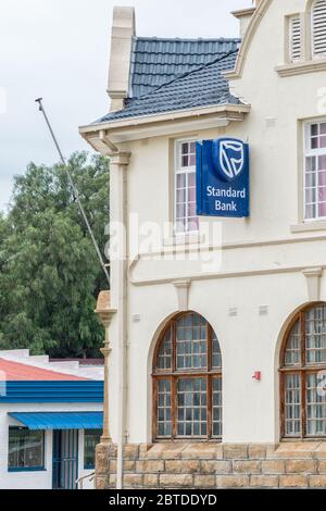 WINBURG, SÜDAFRIKA - 1. MÄRZ 2020: Teil eines historischen, alten Bankgebäudes in Winburg. Das Logo ist sichtbar Stockfoto