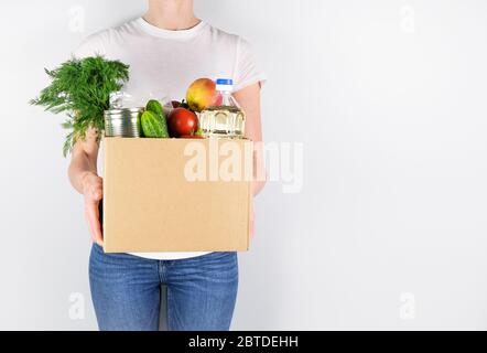 Junges Mädchen mit Schenkelkasten auf grauem Hintergrund. Stockfoto