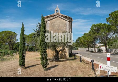 Kapelle am Straßenrand in Sainte-Cécile-les-Vignes im Vaucluse, Provence-Alpes-Côte d'Azur, Frankreich Stockfoto