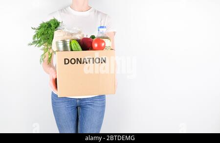 Junges Mädchen mit Schenkelkasten auf grauem Hintergrund. Stockfoto