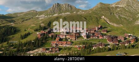 Sommerabend Sonnenlicht auf dem französischen Alpendorf Belle Plagne hoch in den Savoyer alpen Stockfoto