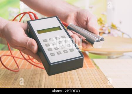 Biofeedback-Gerät in Alternativmedizin Elektrotherapie eingesetzt. Stockfoto