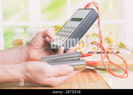 Biofeedback-Gerät in Alternativmedizin Elektrotherapie eingesetzt. Stockfoto