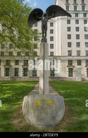 Das Fleet Air Arm Memorial in London mit dem Verteidigungsministerium im Hintergrund Stockfoto