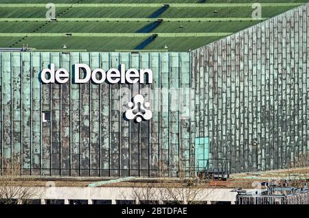 Rotterdam, Niederlande, 30. März 2020: Die patinierte Kupferfassade des großen Konzertsaals ragt über den Hauptband von De Doelen buildi Stockfoto