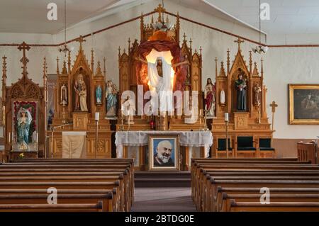 Innenansicht der katholischen Kirche Sangre de Cristo, Bild des Padre Pio, in San Luis, Colorado, USA Stockfoto