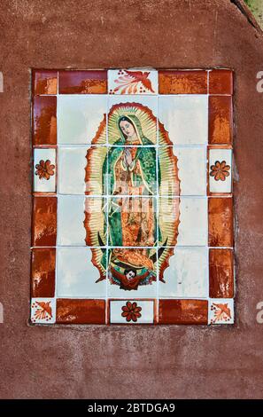 Jungfrau von Guadalupe Fliesenmosaik in El Convento Bed and Breakfast, ehemaliges Kloster, in San Luis, Colorado, USA Stockfoto