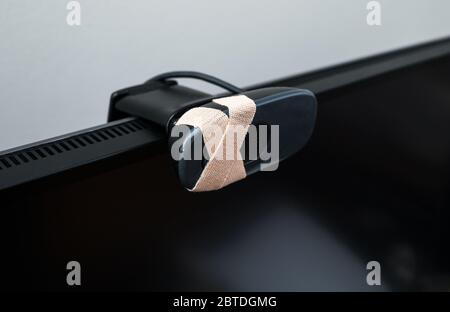 Nahaufnahme der Webkamera mit Klebeband abgedeckt. Stockfoto