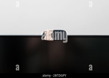 Nahaufnahme der Webkamera mit Klebeband abgedeckt. Stockfoto